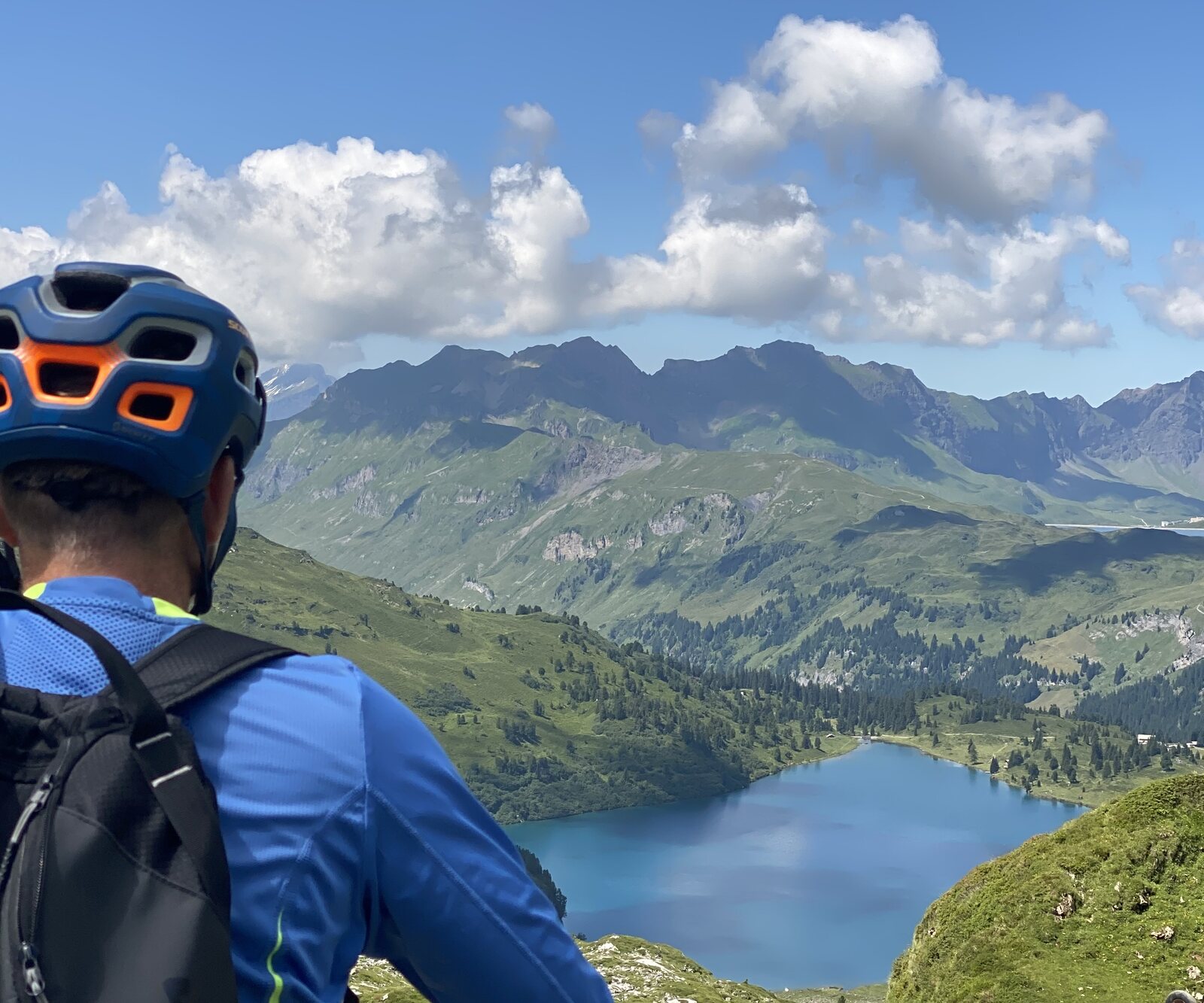 Urs Perler mit dem Mountainbike vor einem Bergsee