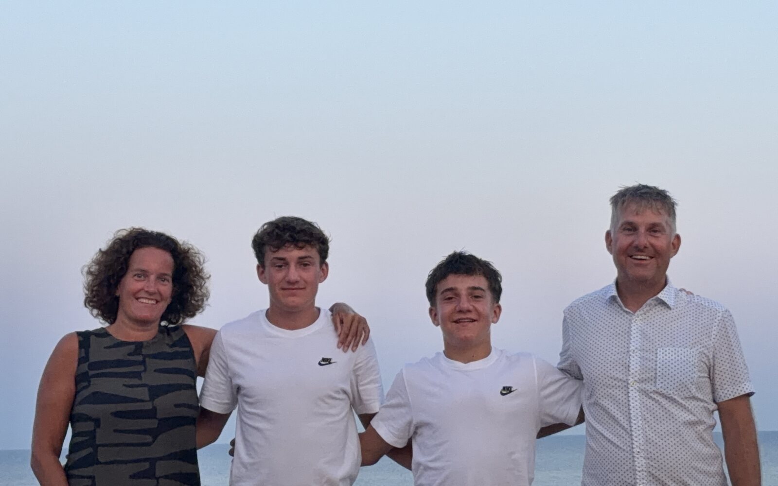 Urs Perler mit seiner Familie am Meer